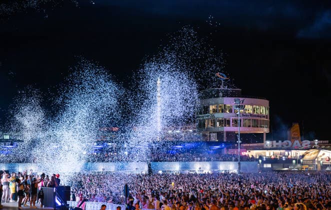 Übersicht von Zahlreichen Festivalbesuchern beim Auftritt von Dimitri Vegas & Like Mike auf dem Glücksgefühle Festival auf dem Hockenheimring. Hockenheim Baden-Württemberg Deutschland