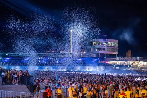 Übersicht von Zahlreichen Festivalbesuchern beim Auftritt von Dimitri Vegas & Like Mike auf dem Glücksgefühle Festival auf dem Hockenheimring. Hockenheim Baden-Württemberg Deutschland
