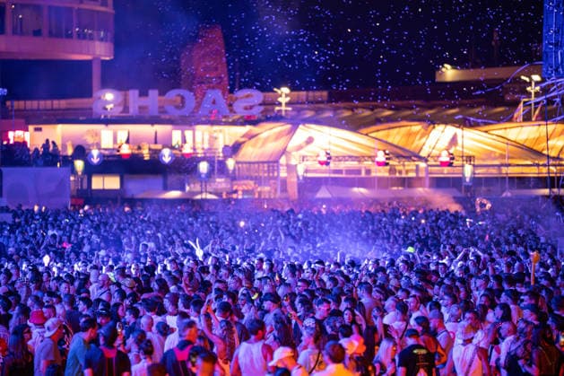 Übersicht von Zahlreichen Festivalbesuchern beim Auftritt von Dimitri Vegas & Like Mike auf dem Glücksgefühle Festival auf dem Hockenheimring. Hockenheim Baden-Württemberg Deutschland