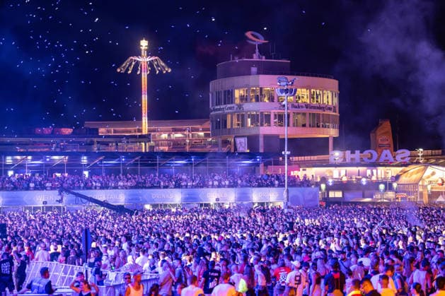 Übersicht von Zahlreichen Festivalbesuchern beim Auftritt von Dimitri Vegas & Like Mike auf dem Glücksgefühle Festival auf dem Hockenheimring. Hockenheim Baden-Württemberg Deutschland
