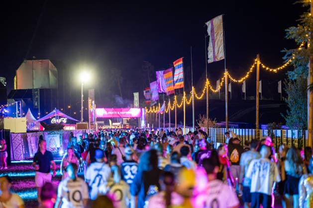 Zahlreiche Festivalbesucher gehen beim Glücksgefühle Festival auf dem Gelände des Hockenheimrings. Hockenheim Baden-Württemberg Deutschland