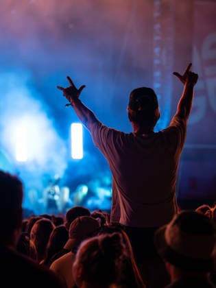 Ein Festivalbesucher beim Auftritt von Ski Aggu auf dem Glücksgefühle Festival auf dem Hockenheimring. Hockenheim Baden-Württemberg Deutschland