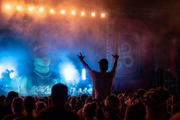 Ein Festivalbesucher beim Auftritt von Ski Aggu auf dem Glücksgefühle Festival auf dem Hockenheimring. Hockenheim Baden-Württemberg Deutschland