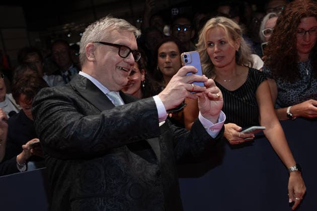 Goldene Henne 2026 Roter Teppich Roter Teppich Hape Kerkeling Fans Selfie Goldene Henne 2026, 04.09.2026, Leipzig Copyright: xEventpressxFuhrx