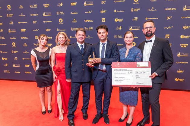 LEIPZIG, DEUTSCHLAND 4. SEPTEMBER 2026 Verleihung der Goldenen Henne 2026 Bei der Gala werden erneut Persönlichkeiten aus Unterhaltung, Fernsehen, Musik und Sport ausgezeichnet. Hier der Helfer Majeed Yarim der bei der amokfahrt in leipzig erste hilfe geleistet hat Goldene Henne 2026 - Roter Teppich