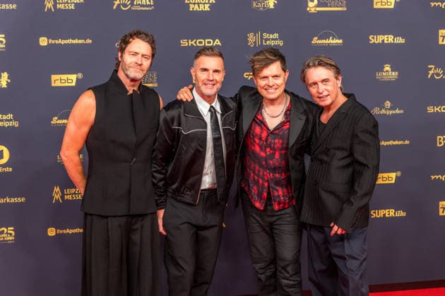 LEIPZIG, DEUTSCHLAND 4. SEPTEMBER 2026 Verleihung der Goldenen Henne 2026 auf dem roten Teppich in der Messehalle 1 in Leipzig. Bei der Gala werden erneut Persönlichkeiten aus Unterhaltung, Fernsehen, Musik und Sport ausgezeichnet. Take That: Gary Barlow, Howard Donald, Mark Owen mit Michael Patrick Kelly Goldene Henne 2026 - Roter Teppich