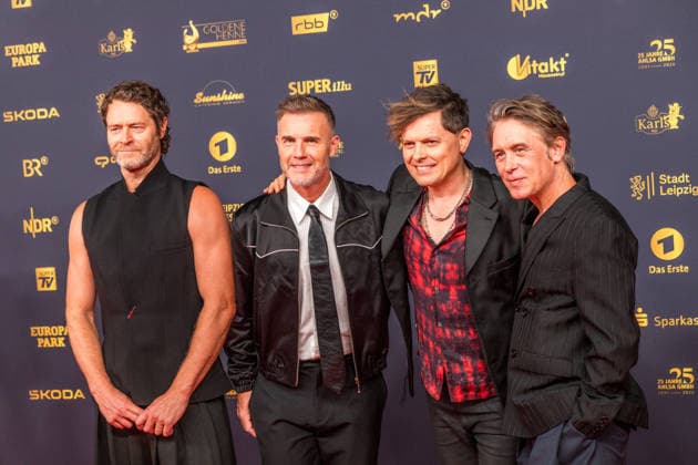 LEIPZIG, DEUTSCHLAND 4. SEPTEMBER 2026 Verleihung der Goldenen Henne 2026 auf dem roten Teppich in der Messehalle 1 in Leipzig. Bei der Gala werden erneut Persönlichkeiten aus Unterhaltung, Fernsehen, Musik und Sport ausgezeichnet. Take That: Gary Barlow, Howard Donald, Mark Owen mit Michael Patrick Kelly Goldene Henne 2026 - Roter Teppich