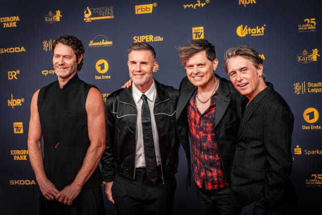LEIPZIG, DEUTSCHLAND 4. SEPTEMBER 2026 Verleihung der Goldenen Henne 2026 auf dem roten Teppich in der Messehalle 1 in Leipzig. Bei der Gala werden erneut Persönlichkeiten aus Unterhaltung, Fernsehen, Musik und Sport ausgezeichnet. Take That: Gary Barlow, Howard Donald, Mark Owen mit Michael Patrick Kelly Goldene Henne 2026 - Roter Teppich