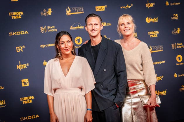 LEIPZIG, DEUTSCHLAND 4. SEPTEMBER 2026 Verleihung der Goldenen Henne 2026 auf dem roten Teppich in der Messehalle 1 in Leipzig. Bei der Gala werden erneut Persönlichkeiten aus Unterhaltung, Fernsehen, Musik und Sport ausgezeichnet. Johannes Hendrik Langer, Amy Musul und Melanie Marschke von Soko Leipzig Goldene Henne 2026 - Roter Teppich