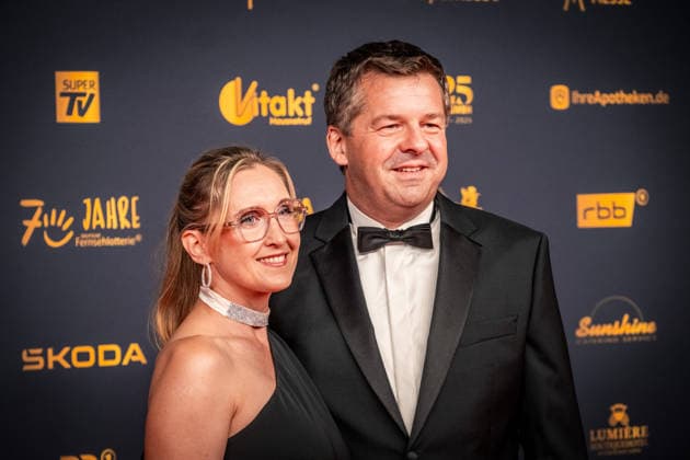 LEIPZIG, DEUTSCHLAND 4. SEPTEMBER 2026 Verleihung der Goldenen Henne 2026 auf dem roten Teppich in der Messehalle 1 in Leipzig. Bei der Gala werden erneut Persönlichkeiten aus Unterhaltung, Fernsehen, Musik und Sport ausgezeichnet. Sven Schulze mit Ehefrau Goldene Henne 2026 - Roter Teppich