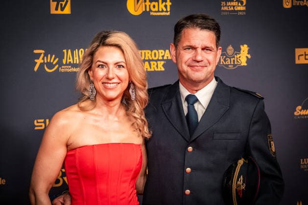 LEIPZIG, DEUTSCHLAND 4. SEPTEMBER 2026 Verleihung der Goldenen Henne 2026 auf dem roten Teppich in der Messehalle 1 in Leipzig. Bei der Gala werden erneut Persönlichkeiten aus Unterhaltung, Fernsehen, Musik und Sport ausgezeichnet. Leipzigs Branddirektor Axel Schuh mit der Chefin von Rotkäppchen Sekt Silvia Wiesner Goldene Henne 2026 - Roter Teppich