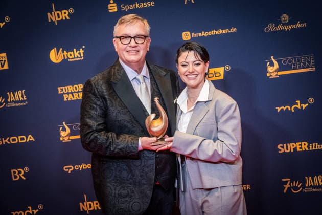 LEIPZIG, DEUTSCHLAND 4. SEPTEMBER 2026 Verleihung der Goldenen Henne 2026 in der Messehalle 1 in Leipzig. Bei der Gala werden erneut Persönlichkeiten aus Unterhaltung, Fernsehen, Musik und Sport ausgezeichnet. Hier Hape Kerkeling mit Tahnee als Preisträger Goldene Henne 2026 - Roter Teppich