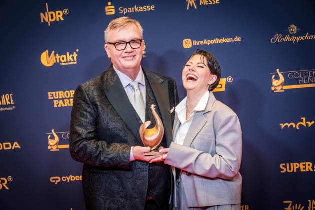 LEIPZIG, DEUTSCHLAND 4. SEPTEMBER 2026 Verleihung der Goldenen Henne 2026 in der Messehalle 1 in Leipzig. Bei der Gala werden erneut Persönlichkeiten aus Unterhaltung, Fernsehen, Musik und Sport ausgezeichnet. Hier Hape Kerkeling mit Tahnee als Preisträger Goldene Henne 2026 - Roter Teppich