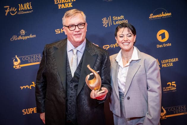 LEIPZIG, DEUTSCHLAND 4. SEPTEMBER 2026 Verleihung der Goldenen Henne 2026 in der Messehalle 1 in Leipzig. Bei der Gala werden erneut Persönlichkeiten aus Unterhaltung, Fernsehen, Musik und Sport ausgezeichnet. Hier Hape Kerkeling mit Tahnee als Preisträger Goldene Henne 2026 - Roter Teppich