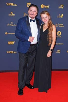 Uwe Herrmann mit Freundin Susann Huebel - *Roter Teppich* VERLEIHUNG GOLDENE HENNE 2026 in der Messe Leipzig am 04.09.2026