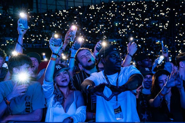 Night one of Jay-Z 30 Concert in London, UK - 4 Sept 2026 Crowd of excited fans seen on the first night of Jay-Z 30 tour celebrating the 30th anniversary of his debut album Reasonable Doubt at Tottenham Hotspur Stadium. London United Kingdom Copyright: xBonniexBritainx xSOPAxImagesx J5006926