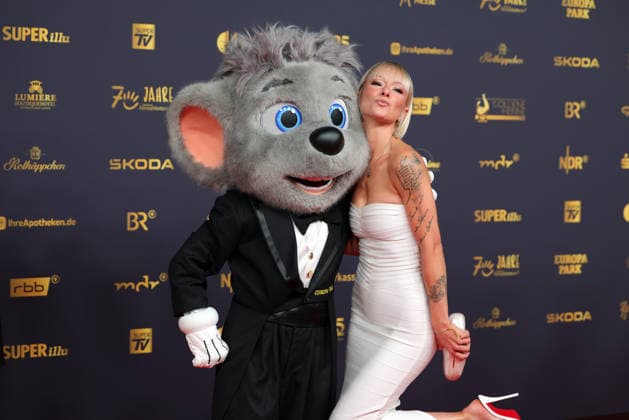 Verleihung Goldene Henne 2026 Sängerin Christin Stark mit Euromaus auf dem roten Teppich. Verleihung der Goldenen Henne 2026 am 04.09.2026 in der Leipziger Messe, Halle 1. Leipzig, Sachsen, Deutschland.
