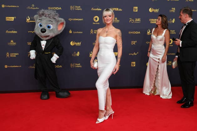 Verleihung Goldene Henne 2026 Sängerin Christin Stark mit Euromaus auf dem roten Teppich. Verleihung der Goldenen Henne 2026 am 04.09.2026 in der Leipziger Messe, Halle 1. Leipzig, Sachsen, Deutschland.