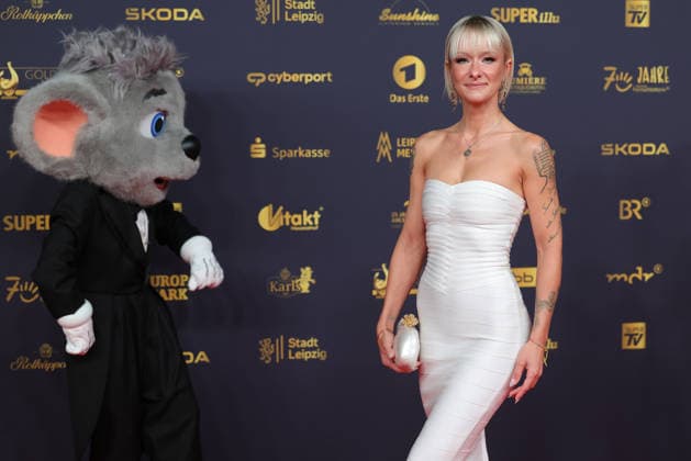 Verleihung Goldene Henne 2026 Sängerin Christin Stark mit Euromaus auf dem roten Teppich. Verleihung der Goldenen Henne 2026 am 04.09.2026 in der Leipziger Messe, Halle 1. Leipzig, Sachsen, Deutschland.