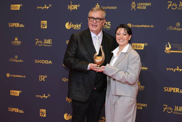 Verleihung Goldene Henne 2026 Entertainer Hape Kerkeling (Preisträger der Goldenen Henne in der Kategorie Film & Fernsehen) mit der goldenen Henne in der Hand und Laudatorin Tahnee Schaffarczyk.Verleihung der Goldenen Henne 2026 am 04.09.2026 in der Leipziger Messe, Halle 1. Leipzig, Sachsen, Deutschland.