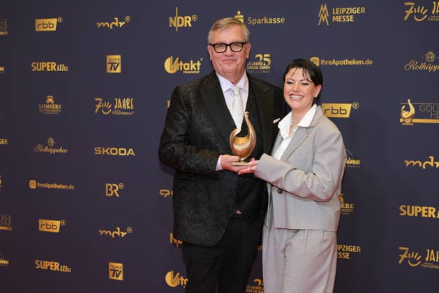 Verleihung Goldene Henne 2026 Entertainer Hape Kerkeling (Preisträger der Goldenen Henne in der Kategorie Film & Fernsehen) mit der goldenen Henne in der Hand und Laudatorin Tahnee Schaffarczyk.Verleihung der Goldenen Henne 2026 am 04.09.2026 in der Leipziger Messe, Halle 1. Leipzig, Sachsen, Deutschland.