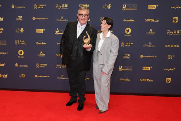 Verleihung Goldene Henne 2026 Entertainer Hape Kerkeling (Preisträger der Goldenen Henne in der Kategorie Film & Fernsehen) mit der goldenen Henne in der Hand und Laudatorin Tahnee Schaffarczyk.Verleihung der Goldenen Henne 2026 am 04.09.2026 in der Leipziger Messe, Halle 1. Leipzig, Sachsen, Deutschland.