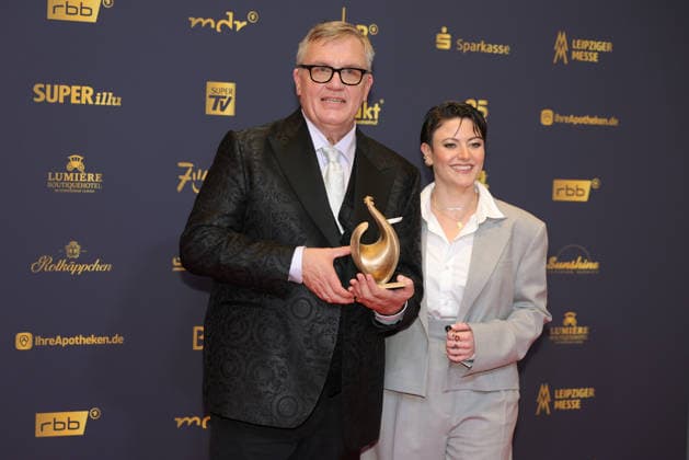 Verleihung Goldene Henne 2026 Entertainer Hape Kerkeling (Preisträger der Goldenen Henne in der Kategorie Film & Fernsehen) mit der goldenen Henne in der Hand und Laudatorin Tahnee Schaffarczyk.Verleihung der Goldenen Henne 2026 am 04.09.2026 in der Leipziger Messe, Halle 1. Leipzig, Sachsen, Deutschland.