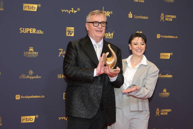 Verleihung Goldene Henne 2026 Entertainer Hape Kerkeling (Preisträger der Goldenen Henne in der Kategorie Film & Fernsehen) mit der goldenen Henne in der Hand und Laudatorin Tahnee Schaffarczyk.Verleihung der Goldenen Henne 2026 am 04.09.2026 in der Leipziger Messe, Halle 1. Leipzig, Sachsen, Deutschland.