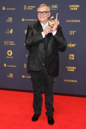 Verleihung Goldene Henne 2026 Entertainer Hape Kerkeling (Preisträger der Goldenen Henne in der Kategorie Film & Fernsehen) mit der goldenen Henne in der Hand. Verleihung der Goldenen Henne 2026 am 04.09.2026 in der Leipziger Messe, Halle 1. Leipzig, Sachsen, Deutschland.