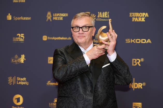Verleihung Goldene Henne 2026 Entertainer Hape Kerkeling (Preisträger der Goldenen Henne in der Kategorie Film & Fernsehen) mit der goldenen Henne in der Hand. Verleihung der Goldenen Henne 2026 am 04.09.2026 in der Leipziger Messe, Halle 1. Leipzig, Sachsen, Deutschland.