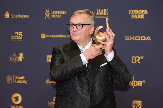 Verleihung Goldene Henne 2026 Entertainer Hape Kerkeling (Preisträger der Goldenen Henne in der Kategorie Film & Fernsehen) mit der goldenen Henne in der Hand. Verleihung der Goldenen Henne 2026 am 04.09.2026 in der Leipziger Messe, Halle 1. Leipzig, Sachsen, Deutschland.