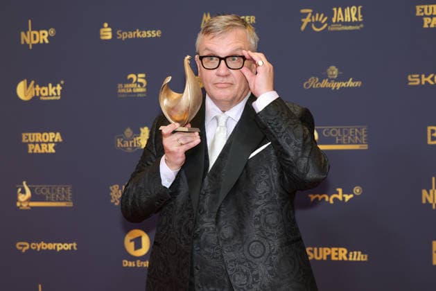 Verleihung Goldene Henne 2026 Entertainer Hape Kerkeling (Preisträger der Goldenen Henne in der Kategorie Film & Fernsehen) mit der goldenen Henne in der Hand. Verleihung der Goldenen Henne 2026 am 04.09.2026 in der Leipziger Messe, Halle 1. Leipzig, Sachsen, Deutschland.