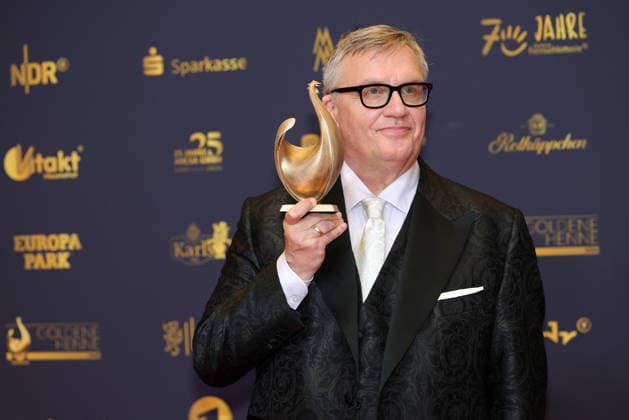 Verleihung Goldene Henne 2026 Entertainer Hape Kerkeling (Preisträger der Goldenen Henne in der Kategorie Film & Fernsehen) mit der goldenen Henne in der Hand. Verleihung der Goldenen Henne 2026 am 04.09.2026 in der Leipziger Messe, Halle 1. Leipzig, Sachsen, Deutschland.