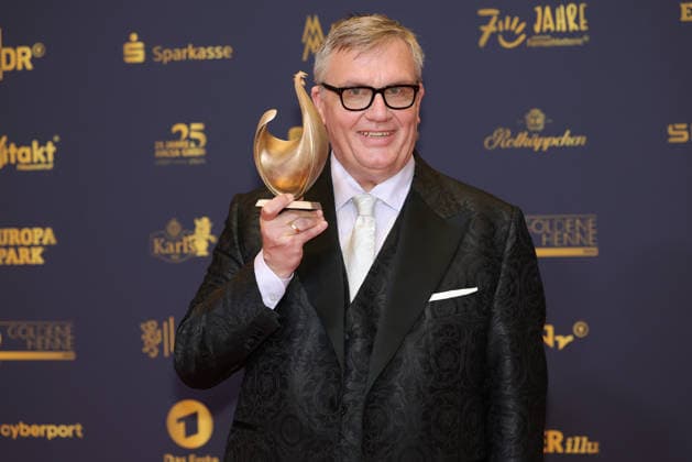 Verleihung Goldene Henne 2026 Entertainer Hape Kerkeling (Preisträger der Goldenen Henne in der Kategorie Film & Fernsehen) mit der goldenen Henne in der Hand. Verleihung der Goldenen Henne 2026 am 04.09.2026 in der Leipziger Messe, Halle 1. Leipzig, Sachsen, Deutschland.