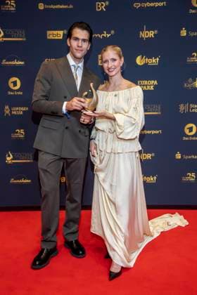 ABB GOLDHENNE- Nikita Volodin und Minerva Hase Eiskunstlaeufer Paarlauf Preistraeger mit Henne zu Gast auf dem roten Teppich zu der Verleihung der 32.Goldenen Henne Publikumspreis Neue Messe Leipzig am 04.09.2026 in Leipzig Sachsen Deutschland