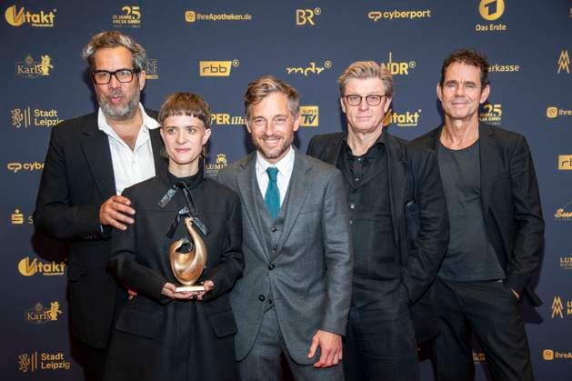 ABB GOLDHENNE- Achim von Borries, Liv Lisa Fries, Volker Bruch, Henk Handloegten und Tom Tykwer Babylon Berlin Preistraeger mit Henne zu Gast auf dem roten Teppich zu der Verleihung der 32.Goldenen Henne Publikumspreis Neue Messe Leipzig am 04.09.2026 in Leipzig Sachsen Deutschland