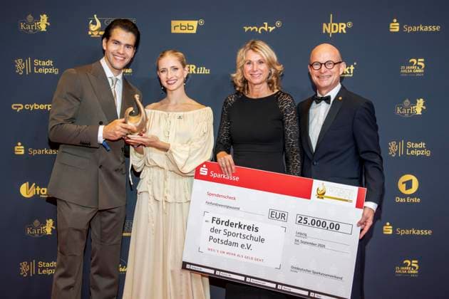 ABB GOLDHENNE- Nikita Volodin und Minerva Hase Eiskunstlaeufer Paarlauf Preistraeger mit Henne zu Gast auf dem roten Teppich zu der Verleihung der 32.Goldenen Henne Publikumspreis Neue Messe Leipzig am 04.09.2026 in Leipzig Sachsen Deutschland