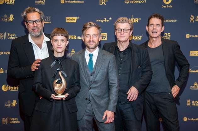 ABB GOLDHENNE- Achim von Borries, Liv Lisa Fries, Volker Bruch, Henk Handloegten und Tom Tykwer Babylon Berlin Preistraeger mit Henne zu Gast auf dem roten Teppich zu der Verleihung der 32.Goldenen Henne Publikumspreis Neue Messe Leipzig am 04.09.2026 in Leipzig Sachsen Deutschland