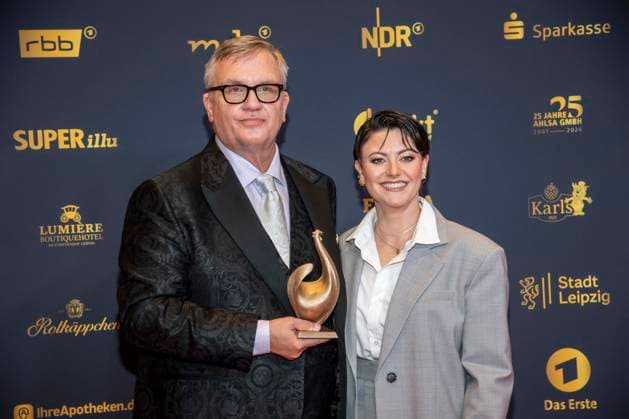 ABB GOLDHENNE- Hape Kerkeling und Tahnee Schaffarczyk Preistraeger mit Henne zu Gast auf dem roten Teppich zu der Verleihung der 32.Goldenen Henne Publikumspreis Neue Messe Leipzig am 04.09.2026 in Leipzig Sachsen Deutschland