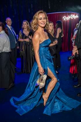 ABB GOLDHENNE- Bettina Cramer Barfuss tanzen Schuhe in der Hand blaues Kleid zu Gast auf der Aftershow Party bei der Verleihung der 32.Goldenen Henne Publikumspreis in der Neue Messe Leipzig am 04.09.2026 in Leipzig Sachsen Deutschland