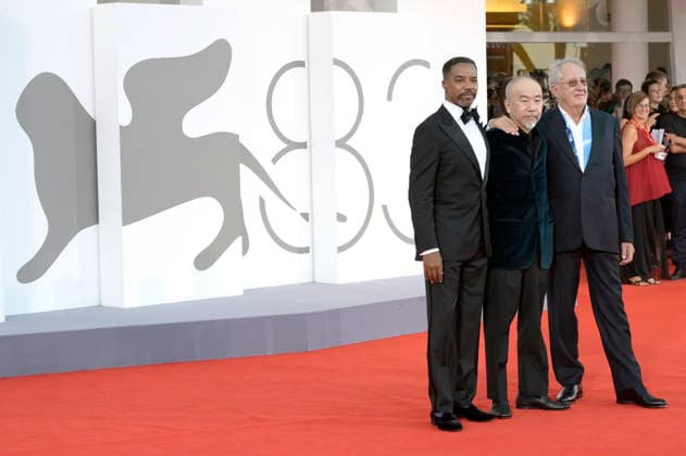 Rodney Hicks, Shinya Tsukamoto und Geoffrey Rush bei der Premiere des Kinofilms Mr. Nelson, Did You Kill People Nelson-san, anata wa hito o koro shimashita ka? auf der Biennale di Venezia 2023 83. Internationale Filmfestspiele von Venedig im Palazzo del Cinema. Venedig, 04.09.2026
