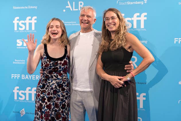 Luna Wedler, Matthias Helwig und Susanne Zehm bei der 8. Verleihung des Hannelore-Elsner-Preises auf dem 20. Fünf Seen Filmfestival 2026 in der Schlossberghalle. Starnberg, 04.09.2026
