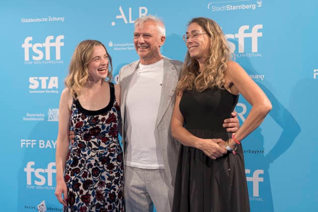 Luna Wedler, Matthias Helwig und Susanne Zehm bei der 8. Verleihung des Hannelore-Elsner-Preises auf dem 20. Fünf Seen Filmfestival 2026 in der Schlossberghalle. Starnberg, 04.09.2026