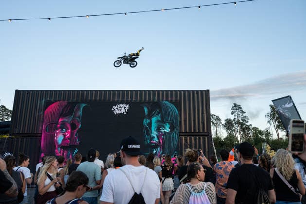 Ein Fahrer von Flic Flac springt bei einer Freestyle Motocross-Show während des Glücksgefühle Festivals auf dem Hockenheimring über zwei Container. Hockenheim Baden-Württemberg Deutschland