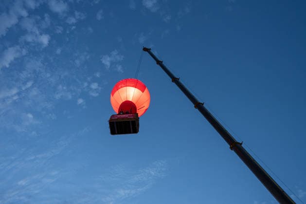 Ein Ballon der Postcode Lotterie wird beim Glücksgefühle Festival auf dem Hockenheimring mit einem Autokran hochgezogen. Hockenheim Baden-Württemberg Deutschland