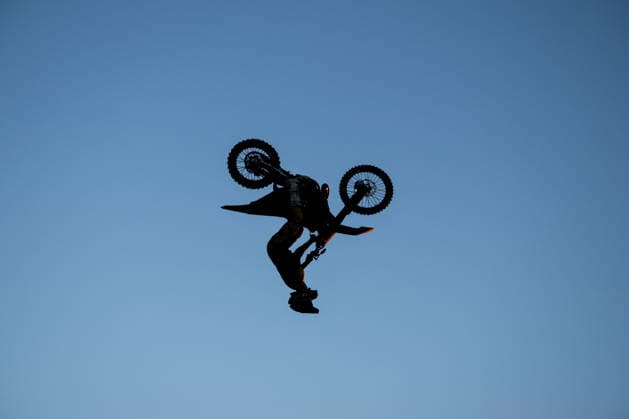 Ein Fahrer von Flic Flac springt bei einer Freestyle Motocross-Show während des Glücksgefühle Festivals auf dem Hockenheimring über eine Rampe. Hockenheim Baden-Württemberg Deutschland