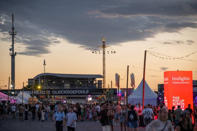 Zahlreiche Festivalbesucher gehen beim Glücksgefühle Festival auf dem Gelände des Hockenheimrings. Hockenheim Baden-Württemberg Deutschland
