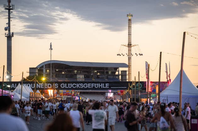 Zahlreiche Festivalbesucher gehen beim Glücksgefühle Festival auf dem Gelände des Hockenheimrings. Hockenheim Baden-Württemberg Deutschland