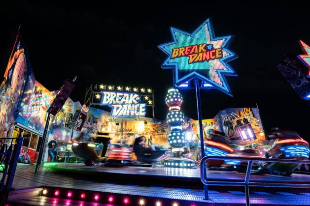 Das Vergnügungsfahrgeschäft Breakdance beim Glücksgefühle Festival auf dem Hockenheimring bei Nacht. Hockenheim Baden-Württemberg Deutschland