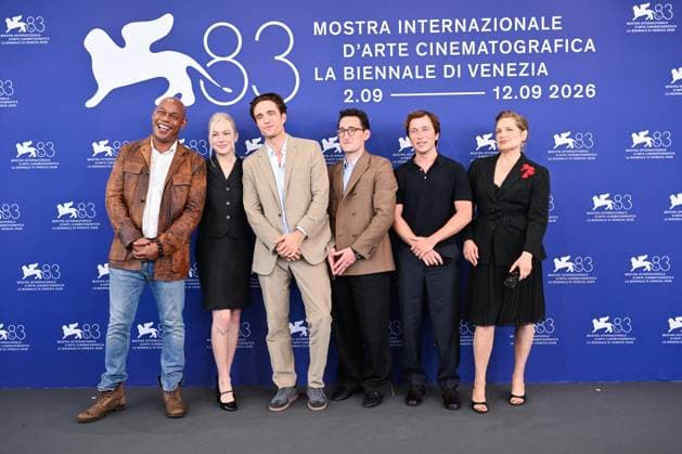 September 5, 2026, Venice, Rome, Italy: Bokeem Woodbine, Phoebe Bridgers, Robert Pattinson, director Lance Oppenheim, Skyler Gisondo, and Merritt Wever during the photocall for the film Primetime, 83rd Venice International Film Festival, Venice, September 5, 2026 Venice Italy - ZUMAa289 20260905_zia_a289_051 Copyright: xMariaxLauraxAntonellix xAgfx